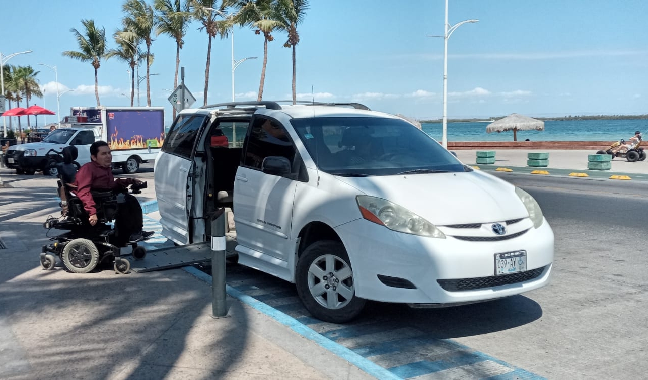 Toyota Sienna adaptada estacionada frente al malecón de La Paz